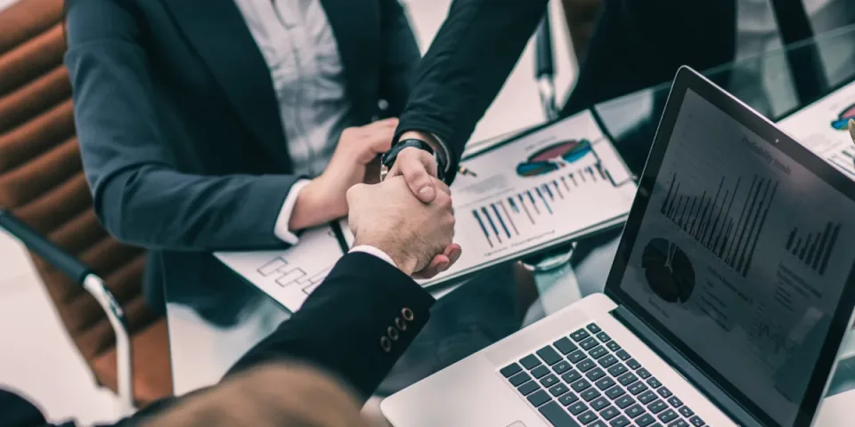 Aplikacje internetowe dla firm: Klucz do efektywności i innowacji w biznesie